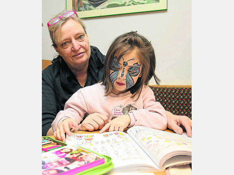 Schmetterling im Gesicht: Aylin ist derzeit das jüngste Pflegekind von Vera Pein in Schlagenhofen. Foto: svj Schmetterling im Gesicht: Aylin ist derzeit das jüngste Pflegekind von Vera Pein in Schlagenhofen. Foto: svj