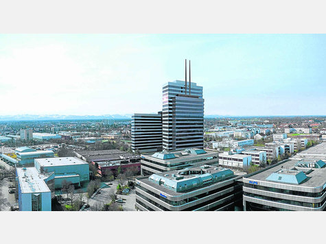 Brennpunkt „Menlo-Tower“: An den von Manfred Graf geplanten beiden Büro-Hochhäusern hat sich die Debatte um eine Höhenbegrenzung entzündet. Die Simulation zeigt, wie sich der Komplex mit Kongresszentrum in das Stadtbild einfügen würde. Foto: FKN Brennpunkt „Menlo-Tower“: An den von Manfred Graf geplanten beiden Büro-Hochhäusern hat sich die Debatte um eine Höhenbegrenzung entzündet. Die Simulation zeigt, wie sich der Komplex mit Kongresszentrum in das Stadtbild einfügen würde. Foto: FKN