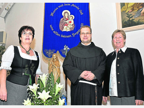 Geburtstag im Pfarrheim: Nach dem Lichtmessgottesdienst feierten die Mitglieder um (v.l.) Vorsitzende Irmgard Hefter zusammen mit Pater Ludwig und Sch&ouml;ngeisings B&uuml;rgermeisterin Marianne Hofmuth. foto: voxbrunner