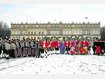Vor Schloss Herrenchiemsee aufmarschiert: die Sch&auml;fflergruppe Kirchheim und die Musikkapelle. Foto: H&ouml;tzelsperger