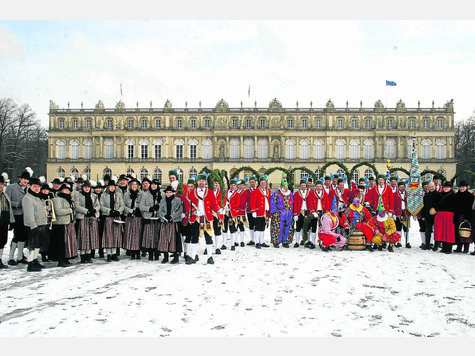 Vor Schloss Herrenchiemsee aufmarschiert: die Schäfflergruppe Kirchheim und die Musikkapelle. Foto: Hötzelsperger Vor Schloss Herrenchiemsee aufmarschiert: die Schäfflergruppe Kirchheim und die Musikkapelle. Foto: Hötzelsperger