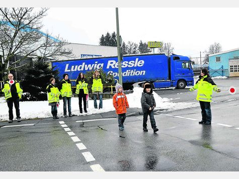Die Eltern helfen mit am &Uuml;berweg, damit die Kinder sicher &uuml;ber die Stra&szlig;e kommen. fra