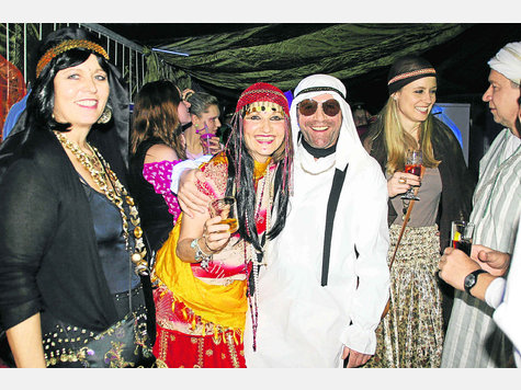 „Araber-Alarm“ in Schongau: Passend zum Motto hatten sich beim Faschingsball der Kolpingsfamilie zahlreiche Besucher kostümiert. Foto: uf „Araber-Alarm“ in Schongau: Passend zum Motto hatten sich beim Faschingsball der Kolpingsfamilie zahlreiche Besucher kostümiert. Foto: uf