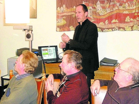 Thomas Bihusch stellt auf der Sitzung des Gemeinderates das Projekt „Innerörtliches Leitsystem vor. foto: wk Thomas Bihusch stellt auf der Sitzung des Gemeinderates das Projekt „Innerörtliches Leitsystem vor. foto: wk