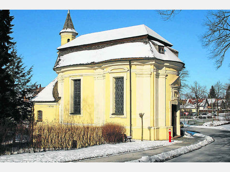 Die Heiligkreuzkapelle an der Auffahrt zum Maxtor in Schongau ist nicht nur bei den Einheimischen beliebt. Fotos: wk