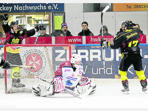Jubel bei der EA Schongau: Julius Sinkovic (rechts) brachte die Lechstädter in Peißenberg mit 1:0 in Führung. foto: rh Jubel bei der EA Schongau: Julius Sinkovic (rechts) brachte die Lechstädter in Peißenberg mit 1:0 in Führung. foto: rh