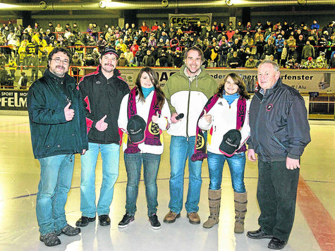 Ehrung vor großem Publikum: (v.l.) Stefan Goll, Jörg Morawski, Carolin Welsch, Stefan Rießenberger, Meike Krimphove und Rudi Mach. foto: gronau Ehrung vor großem Publikum: (v.l.) Stefan Goll, Jörg Morawski, Carolin Welsch, Stefan Rießenberger, Meike Krimphove und Rudi Mach. foto: gronau