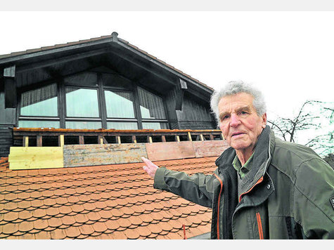 Franz Brand zeigt das Ger&uuml;st, das das Landratsamt auf den Plan rief. Der Architekt soll seine Renovierungsarbeiten bis 31. Juli beenden und es bis dahin abbauen. A-Foto: js