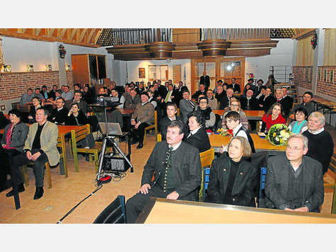 „Euer Handeln ist von Werten bestimmt.“ Rathauschef Andreas Hallmannsecker (vorne Mitte) lobt bei Gemeindeempfang Valley seine Bürger. foto: andreas Leder „Euer Handeln ist von Werten bestimmt.“ Rathauschef Andreas Hallmannsecker (vorne Mitte) lobt bei Gemeindeempfang Valley seine Bürger. foto: andreas Leder