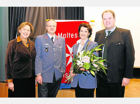 Blumen für die neue Kreisbeauftragte: Landrätin Johanna Rumschöttel, Graf Carl Josef Wolff Metternich, Diözesanleiter München-Freising, Stephanie Freifrau von Freyberg und Bürgermeister Christoph Göbel (v.li.). Foto: Höfle Blumen für die neue Kreisbeauftragte: Landrätin Johanna Rumschöttel, Graf Carl Josef Wolff Metternich, Diözesanleiter München-Freising, Stephanie Freifrau von Freyberg und Bürgermeister Christoph Göbel (v.li.). Foto: Höfle