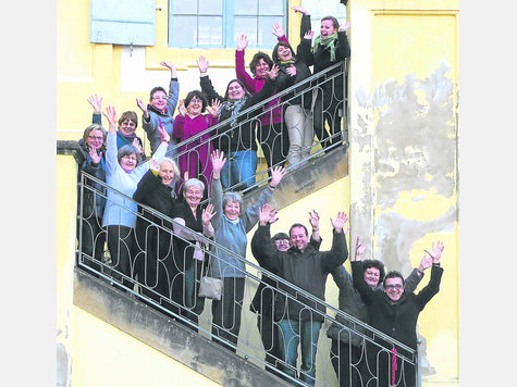 Fröhliches Team, das noch männliche Mitstreiter sucht: der Kirchen- und Gospelchor Perchting unter der Leitung von Uli Janssen. Foto: fkn Fröhliches Team, das noch männliche Mitstreiter sucht: der Kirchen- und Gospelchor Perchting unter der Leitung von Uli Janssen. Foto: fkn