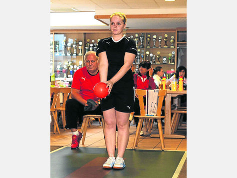 Volle Konzentration: Erwin Zimmermann, Vorsitzender des SKK 98 Poing, und Spielerin Nina Raileanu. foto: jro