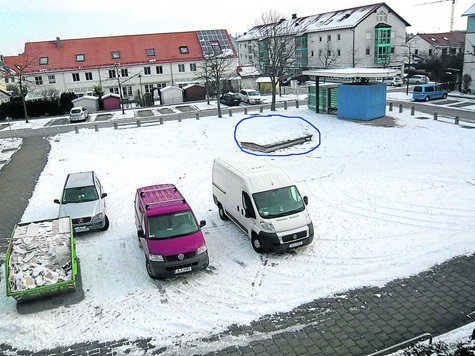 Tristesse pur: Der Brunnen (blau eingekreist) ist stillgelegt, der Kiosk leer. Foto: rm Tristesse pur: Der Brunnen (blau eingekreist) ist stillgelegt, der Kiosk leer. Foto: rm