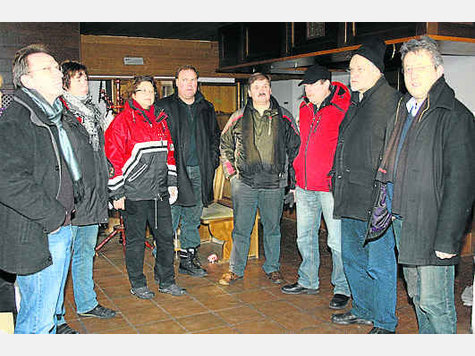 Ein Bild vom Zustand des „Alten Wirts“ machten sich am Samstag Haager Gemeinderäte. im von Bürgermeister Anton Geier ersteigerte Gebäude soll unter anderem eine Kinderkrippe Platz finden. Foto: Riedel Ein Bild vom Zustand des „Alten Wirts“ machten sich am Samstag Haager Gemeinderäte. im von Bürgermeister Anton Geier ersteigerte Gebäude soll unter anderem eine Kinderkrippe Platz finden. Foto: Riedel