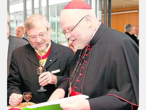 Im Dialog: Ordensträger Josef Erhard (l.) mit Reinhard Kardinal Marx. Foto: Kindler Im Dialog: Ordensträger Josef Erhard (l.) mit Reinhard Kardinal Marx. Foto: Kindler