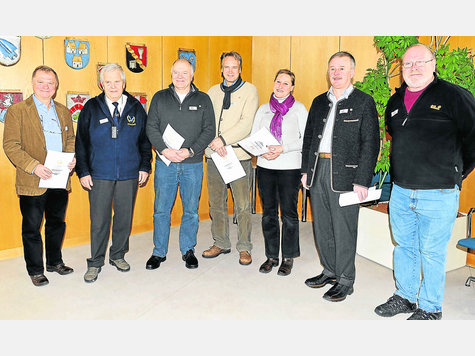 Langjährige Flugbeobachter wurden bei der Tagung in Erding geehrt (v. l.): Hans Seeholzer, Jürgen Wehrens, Manfred Bartel, Michael Binsau, Freddy Robisch, vertreten durch Ehefrau Gitti Robisch, Alois Mayer und Karlheinz Ruhland, Stützpunktleiter Erding. Foto: Seeholzer Langjährige Flugbeobachter wurden bei der Tagung in Erding geehrt (v. l.): Hans Seeholzer, Jürgen Wehrens, Manfred Bartel, Michael Binsau, Freddy Robisch, vertreten durch Ehefrau Gitti Robisch, Alois Mayer und Karlheinz Ruhland, Stützpunktleiter Erding. Foto: Seeholzer