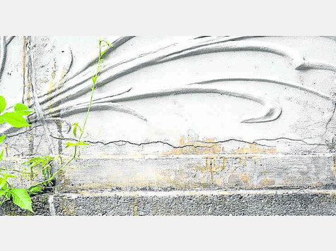 Risse ziehen sich entlang der Ornamente. Foto: Archiv