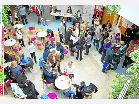 Trubel im KMS-Foyer: Vor dem Regionalwettbewerb „Jugend musiziert“ meldeten sich die Jungmusiker an. Viele wurden von ihren Familien begleitet. foto: vogel Trubel im KMS-Foyer: Vor dem Regionalwettbewerb „Jugend musiziert“ meldeten sich die Jungmusiker an. Viele wurden von ihren Familien begleitet. foto: vogel
