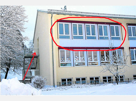 Im Obergeschoss der Volksschule soll die B&uuml;cherei einen Platz bekommen. Der Eingang k&ouml;nnte &uuml;ber die Seitent&uuml;r erfolgen.