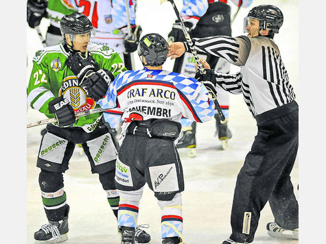 Duell auf Augenhöhe: Die beiden kleinsten, aber auch besten Spieler ihres Teams, der Erdinger Ales Jirik (l.) und der Deggendorfer Andrew Schembri, beim intensiven Meinungsaustausch, den Linesman Werner Haas unterbindet. foto: herkner Duell auf Augenhöhe: Die beiden kleinsten, aber auch besten Spieler ihres Teams, der Erdinger Ales Jirik (l.) und der Deggendorfer Andrew Schembri, beim intensiven Meinungsaustausch, den Linesman Werner Haas unterbindet. foto: herkner