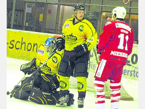 Getroffen: Andreas Veicht (rechts) brachte Miesbach mit 4.2 in F&uuml;hrung. Links Mathias Schuster und Hohenester. foto: df