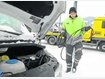 Alle H&auml;nde voll zu tun: Christian Angerer vom Abschleppdienst Waldsch&uuml;tz versucht, mit einem Starterkabel einen in Hausham liegengebliebenen Transporter wiederzubeleben. Einer von vielen bei diesen Temperaturen. foto: tp