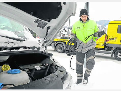 Alle H&auml;nde voll zu tun: Christian Angerer vom Abschleppdienst Waldsch&uuml;tz versucht, mit einem Starterkabel einen in Hausham liegengebliebenen Transporter wiederzubeleben. Einer von vielen bei diesen Temperaturen. foto: tp