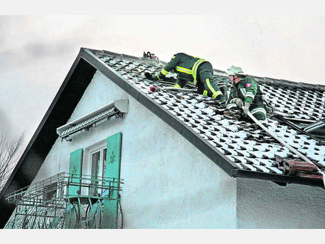 Vom Dach aus versuchten die Feuerwehrler gestern, den Brandherd zu erreichen. foto: albrecht Vom Dach aus versuchten die Feuerwehrler gestern, den Brandherd zu erreichen. foto: albrecht