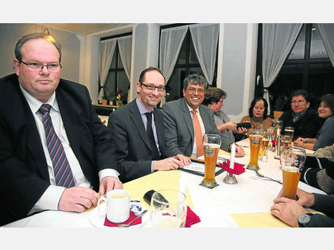 Beim „schwarzen Freitag“ im Gespräch: Gemeinderat Gerhard Weber, Landtagsabgeordneter Bernhard Seidenath, Bürgermeister Günter Fuchs mit Ehefrau Melanie sowie die Kreisvorsitzende der Frauen-Union, Anneliese Kowatsch. foto: rds Beim „schwarzen Freitag“ im Gespräch: Gemeinderat Gerhard Weber, Landtagsabgeordneter Bernhard Seidenath, Bürgermeister Günter Fuchs mit Ehefrau Melanie sowie die Kreisvorsitzende der Frauen-Union, Anneliese Kowatsch. foto: rds