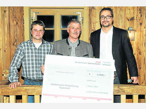 Scheck&uuml;bergabe: (v.l.): Toni Schwinghammer (F&ouml;rderverein Sonnenbichl), Martin Stumpf (Bergwacht) und Hans Wehling (Audi Region S&uuml;d). foto: KN