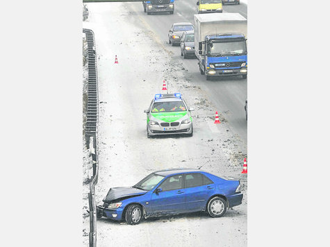 Meist nur Blechschäden: Die Mehrzahl der Unfälle sind gestern glimpflich abgegangen – wie hier auf der A 99 bei Kirchheim. Foto: Gaulke Meist nur Blechschäden: Die Mehrzahl der Unfälle sind gestern glimpflich abgegangen – wie hier auf der A 99 bei Kirchheim. Foto: Gaulke