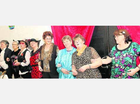 Schunkeln gehört im Fasching einfach dazu. Die Damen, die auf Einladung der Katholischen Frauengemeinschaft im Ismaninger Pfarrsaal feierten, sind in ihren ausgefallenen Kostümen dabei besonders hübsch anzusehen. Foto: dieter michalek Schunkeln gehört im Fasching einfach dazu. Die Damen, die auf Einladung der Katholischen Frauengemeinschaft im Ismaninger Pfarrsaal feierten, sind in ihren ausgefallenen Kostümen dabei besonders hübsch anzusehen. Foto: dieter michalek