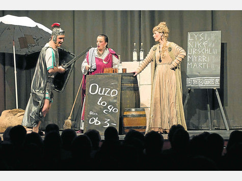 Mit der Garderobe nehmen es die Volkssänger ebenso wenig genau wie mit der Sprache. Da kann schon einer in römischer Tracht auftreten am „Ouzo to go“-Stand. Foto: robert Brouczek Mit der Garderobe nehmen es die Volkssänger ebenso wenig genau wie mit der Sprache. Da kann schon einer in römischer Tracht auftreten am „Ouzo to go“-Stand. Foto: robert Brouczek