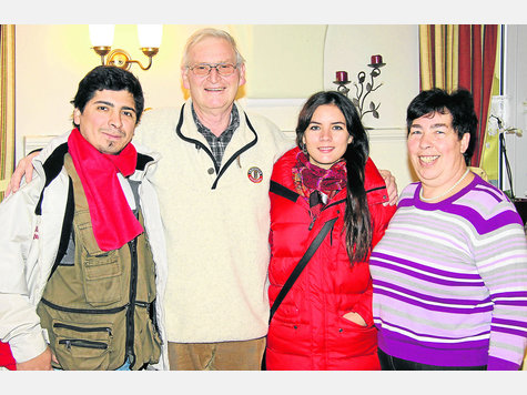 Begeistert von der famili&auml;ren Unterbringung und Bewirtung in der Pension Forsterhof (v. l.): Jorge Mur&uacute;a, Wirt Sepp Kressierer, Camila Vallejo und Wirtin Anneliese Kressierer. F.: tom