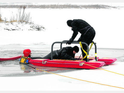 So retten Profis: Edgar Scholz (l.) und Wolfgang Mehrer (r.) ziehen „Opfer“ Claudia Leopold, die freilich selbst Wasserwachtlerin ist und zu Übungszwecken in einem wärmenden Neoprenanzug steckte, auf ihren Schlitten. Foto: ham So retten Profis: Edgar Scholz (l.) und Wolfgang Mehrer (r.) ziehen „Opfer“ Claudia Leopold, die freilich selbst Wasserwachtlerin ist und zu Übungszwecken in einem wärmenden Neoprenanzug steckte, auf ihren Schlitten. Foto: ham