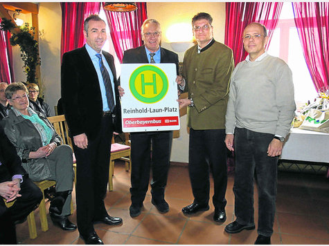 Reinhold-Laun-Platz steht auf dem Bushalte-Schild, das Reinhold Laun (2.v.l.) von Veit Bodenschatz (3.v.l.) überreicht bekam. Auf dem Bild sind auch Markus Loth (l.) und Dr. Friedrich Zeller. Links im Bild ist Launs Frau Maria zu sehen. Foto: Gierig Reinhold-Laun-Platz steht auf dem Bushalte-Schild, das Reinhold Laun (2.v.l.) von Veit Bodenschatz (3.v.l.) überreicht bekam. Auf dem Bild sind auch Markus Loth (l.) und Dr. Friedrich Zeller. Links im Bild ist Launs Frau Maria zu sehen. Foto: Gierig