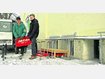 Mit dem Tafel-Auto holen Martin Krause (l.) und Michael Knoll Waren wie diese frischen Krapfen ab. In Seeshaupt, einem Teilbereich der Penzberger Tafel, werden Lebensmittel Gehbehinderten auch &bdquo;frei Haus&ldquo; geliefert. Allerdings nur, weil das Tafel-Auto sowieso nach Penzberg weiterf&auml;hrt. kg