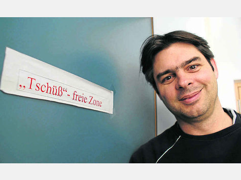 Nur ein Spaß: Lehrer Joachim Riesemann vor dem Zettel mit der Aufschrift„Tschüß“-freie Zone. Foto: Martin Nur ein Spaß: Lehrer Joachim Riesemann vor dem Zettel mit der Aufschrift„Tschüß“-freie Zone. Foto: Martin