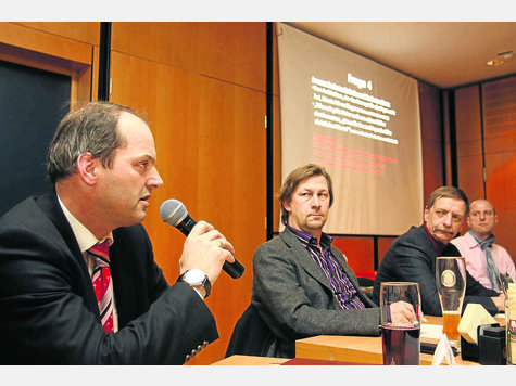Der Frust ist gro&szlig;: Christoph Maier (links) spricht &uuml;ber seine Erfahrungen mit Politikern, die Stadtr&auml;te Peter Denk (&Uuml;B, Mitte) und Volker C. Koch (SPD) lauschen. Foto: Habschied