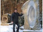 Bildhauer Tobel aus Hohendilching arbeitet mit tonnenschweren Granitblöcken