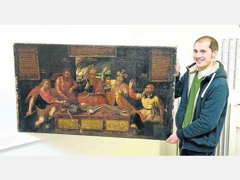 &bdquo;Sch&ouml;ne Bereicherung f&uuml;rs Museum&ldquo;: Dr. Tobias G&uuml;thner mit dem Gem&auml;lde, das ziemlich sicher aus der Werkstatt von Elias Greither stammt. foto: gronau