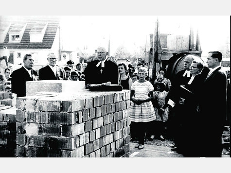 Am Anfang die Grundsteinlegung: Ein Foto aus dem Jahr 1961 hält den Moment der Grundsteinlegung fest. Es zeigt (v.l.): Vertreter der Baufirma Krimmer aus Eching, Oberbaurat Becker, damals Architekt und Leiter des Kirchenbauamtes im Dekanatsbezirk München; Dekan Theodor Heckel aus München; Ursula Wachholz, die das Kissen mit dem Hammer trägt; Dieter Bezzel, Senior des Pfarrkapitels, Erlöserkirche München; PFarrer Hans Penßel, Kirchengemeinde Schleißheim, und der Kirchenvorsteher Kurt Wachholz vom Kirchenvorstand der Kirchengemeinde Schleißheim. Foto: Kittlaus Am Anfang die Grundsteinlegung: Ein Foto aus dem Jahr 1961 hält den Moment der Grundsteinlegung fest. Es zeigt (v.l.): Vertreter der Baufirma Krimmer aus Eching, Oberbaurat Becker, damals Architekt und Leiter des Kirchenbauamtes im Dekanatsbezirk München; Dekan Theodor Heckel aus München; Ursula Wachholz, die das Kissen mit dem Hammer trägt; Dieter Bezzel, Senior des Pfarrkapitels, Erlöserkirche München; PFarrer Hans Penßel, Kirchengemeinde Schleißheim, und der Kirchenvorsteher Kurt Wachholz vom Kirchenvorstand der Kirchengemeinde Schleißheim. Foto: Kittlaus