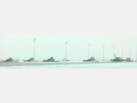 Viel bringt viel: Mitarbeiter und Landwirte aus der Region helfen zusammen und befreien die Bahnen vom Schnee. F: AKL Viel bringt viel: Mitarbeiter und Landwirte aus der Region helfen zusammen und befreien die Bahnen vom Schnee. F: AKL