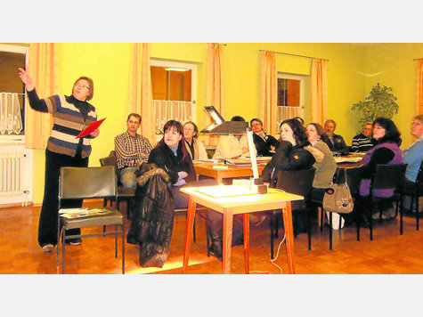 Die Kindergartenzahlen hat Kiga-Leiterin Benedikta Bentenrieder (links) im Bernbeurener Gemeinderat per Beamer detailliert vorgestellt. Foto: mg