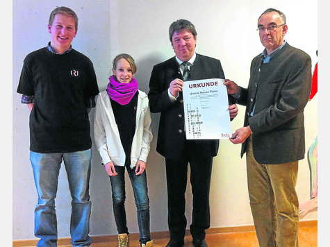 Viel und vielf&auml;ltig: Eine Urkunde erhielten Sch&uuml;lersprecher Ludwig Mayr (l.), Unterstufensprecherin Anna Weber (2.v.l.) und Rektor Johann-Georg Schedler (r.) vom Ministerialbeauftragten Ernst Fischer (2.v.r.). Foto: privat