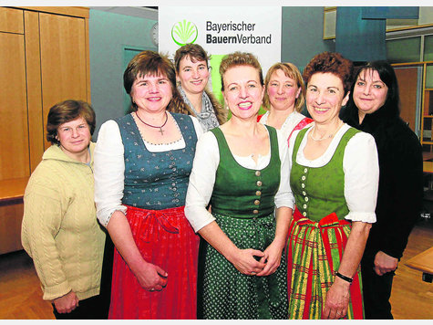 Der Vorstand der Landfrauen (v.l.): Andrea Kob&ouml;ck, Annemarie Wunderl, Gabi Bauer, Anita Painhofer, Christine Friedinger, Angela Holzapfel und Christa Wagner. Foto: jaksch
