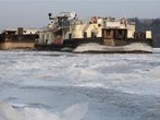 Eis legt Schifffahrt auf Donau in Osteuropa lahm