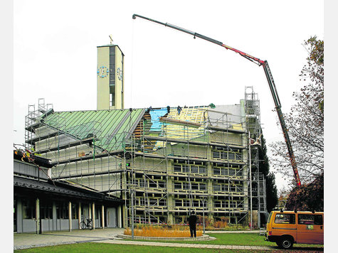 Jahrelang blickten die Bürger des Brucker Westens auf die eingerüstete Kirche. Hier beginnt gerade die Dachsanierung. tb-fotos: st. Bernhard Jahrelang blickten die Bürger des Brucker Westens auf die eingerüstete Kirche. Hier beginnt gerade die Dachsanierung. tb-fotos: st. Bernhard
