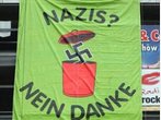 Schüler mit Menschenkette gegen Rechts