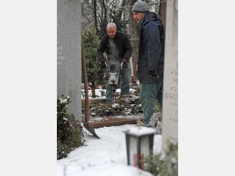 Grabmacher Josef Weiland versucht am Donnerstag auf dem Westfriedhof in M&uuml;nchen mit Hilfe eines Presslufthammers ein Grab auszuheben. Eisige Temperaturen haben die Erde einen halben Meter tief frieren lassen.